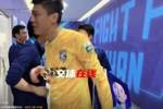 团结一致！邓卓翔赛后带头列队在更衣室门口欢迎球员
